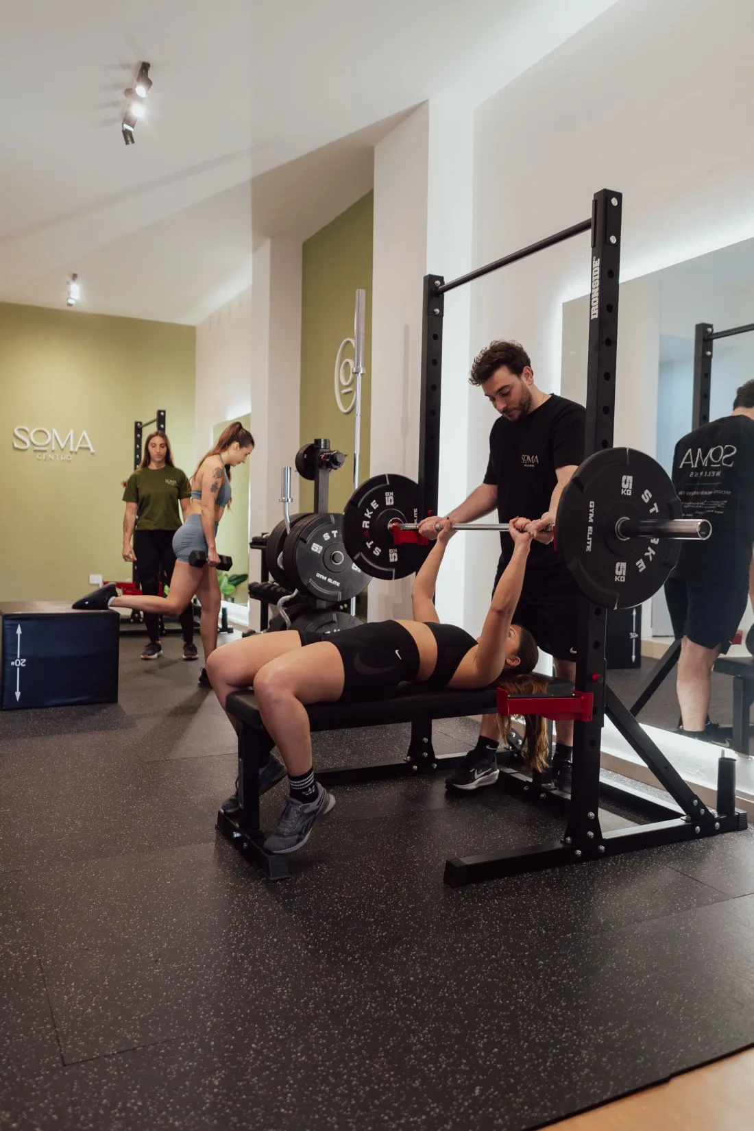 Profesor guiando un ejercicio en la sala de Entrenamiento Personalizado de SOMA